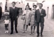 Paseando por La Lancha José y Marcos con sus Sras., al fondo el bar de Capotillo y Maximino en 1968